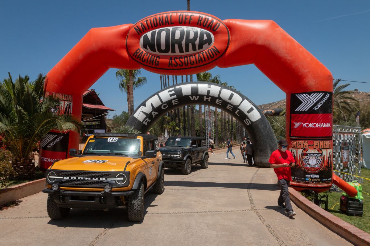 Foto de la línea de llegada del rally NORRa atravesado por la Ford Bronco 2021