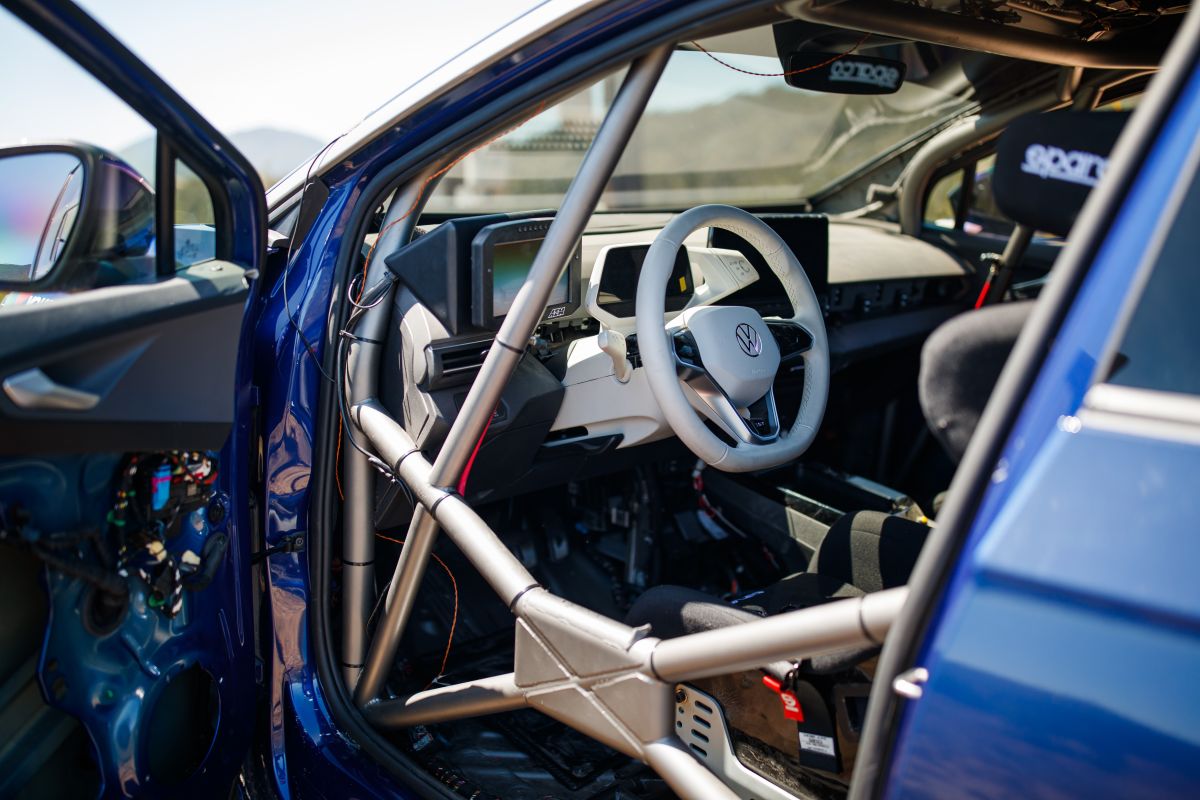 Foto interior del ID.4 de Volkswagen antes de iniciar su camino en el rally por Baja California