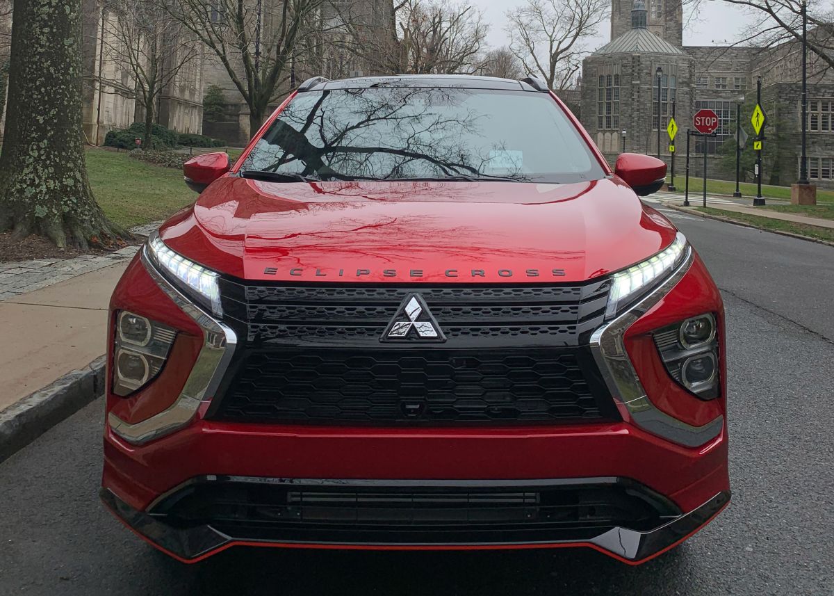 Frontal del 2022 Mitsubishi Eclipse Cross con el nombre grabado en el frente. 