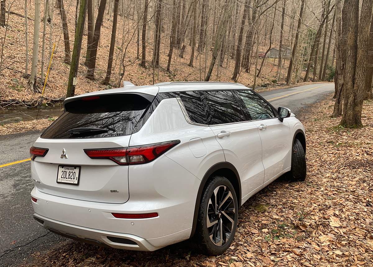 El 2022 Mitsubishi Outlander puede arrastrar un remolque de hasta 2,000 libras.