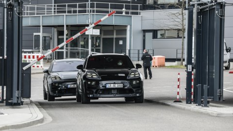 Foto de dos prototipos camuflados del próximo Porsche Macan Eléctrico