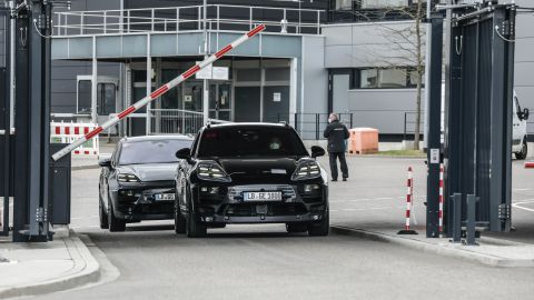 Foto de dos prototipos camuflados del próximo Porsche Macan Eléctrico