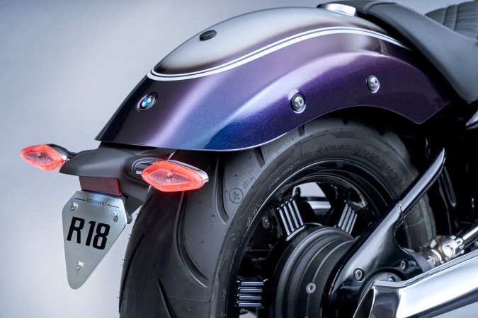 Primer plano de la rueda trasera en una Motorrad R18 de BMW