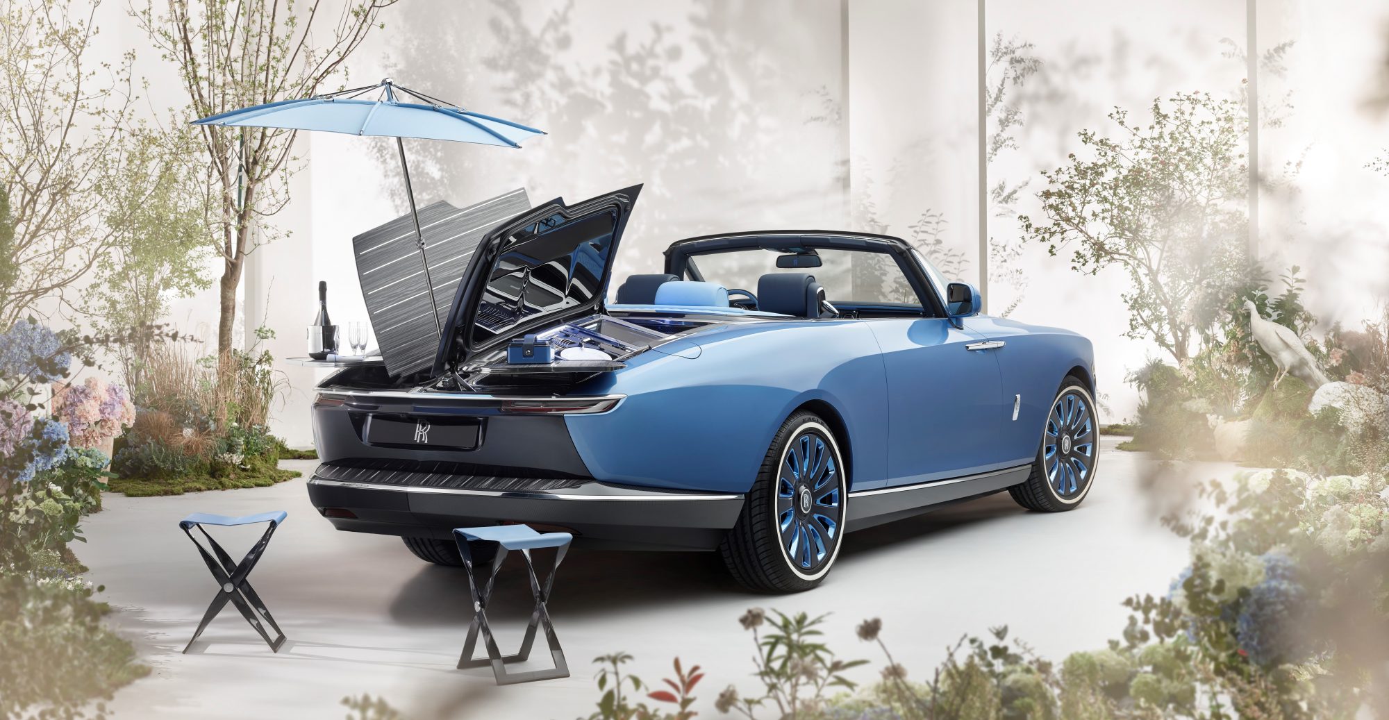 El nuevo Rolls-Royce Boat Tail con un diseño además de refrigerador, taburetes y sombrilla incluidos - Auto