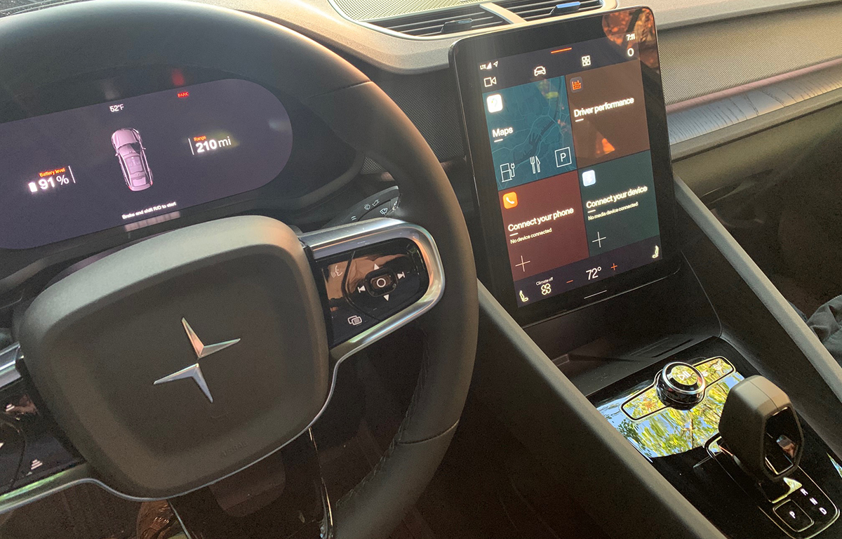 Consola central y display del conductor del Polestar 2.