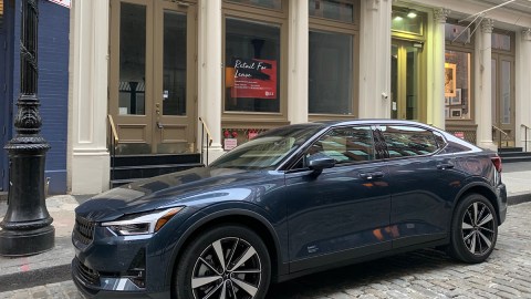 Las ruedas del Polestar 2 se montan sobre rines de 19 pulgadas.