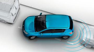 Los sensores de reversa pueden ser auditivos o visuales mediante cámaras ubicadas en la parte trasera del automóvil.