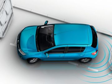 Los sensores de reversa pueden ser auditivos o visuales mediante cámaras ubicadas en la parte trasera del automóvil.