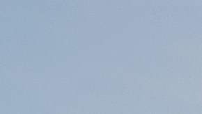 Foto de la camioneta eléctrica R1T de Rivian con una tienda de campaña en la zona de carga