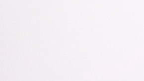 Foto de dos personas dentro de la cabina de un auto operando una pantalla inteligente