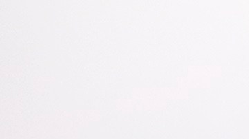 Foto de dos personas dentro de la cabina de un auto operando una pantalla inteligente