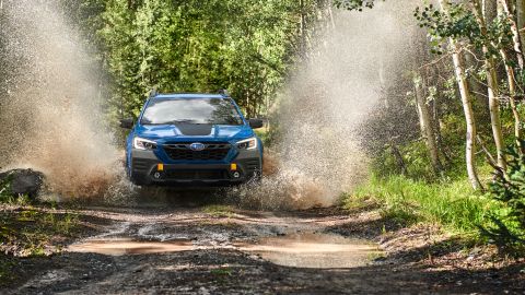 Vista del Subaru Outback Wilderness 2022 en pleno movimiento