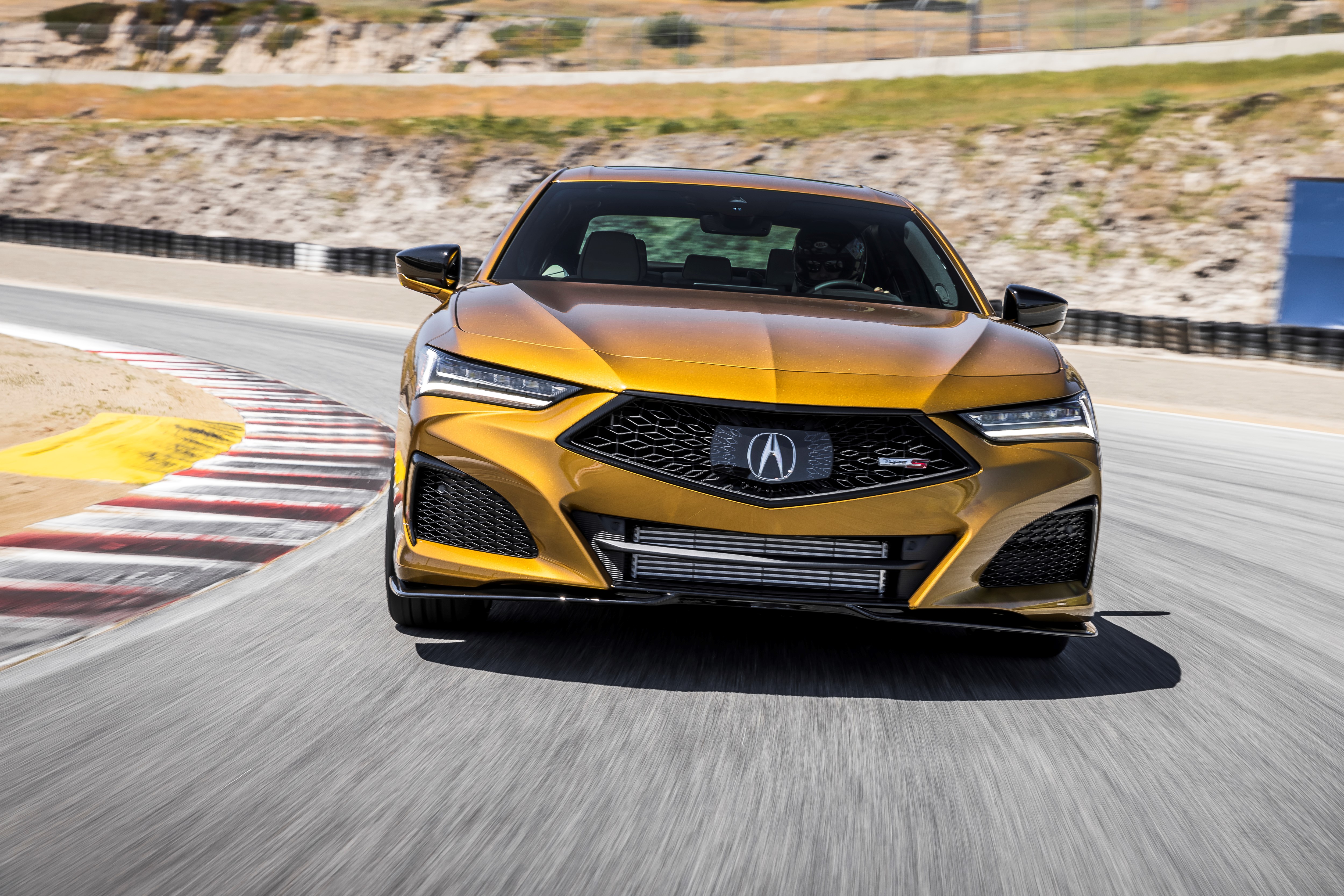 Foto del Acura TLX Type S 2021 en la pista