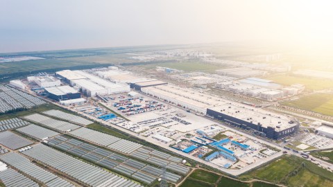 Foto de la Gigafrábrica de Tesla en Shanghái
