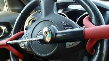 El bastón antirobo es uno de los métodos más usados para proteger los automóviles.