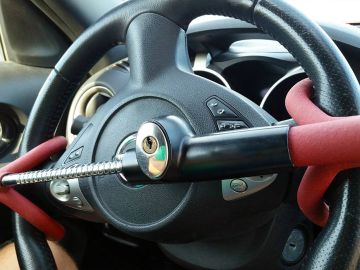 El bastón antirobo es uno de los métodos más usados para proteger los automóviles.