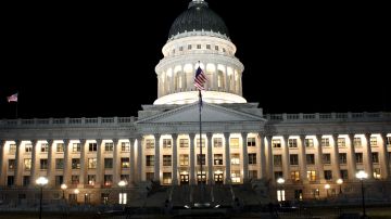 Foto del Capitolio de Estados Unidos durante la noche
