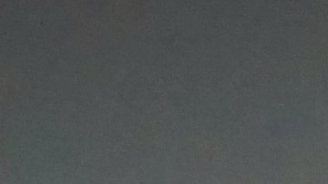 Foto de una pila de monedas entre las que se puede ver una con el logo distintivo de Bitcoin