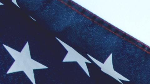 Foto de varias banderas de Estados Unidos durante el Memorial Day