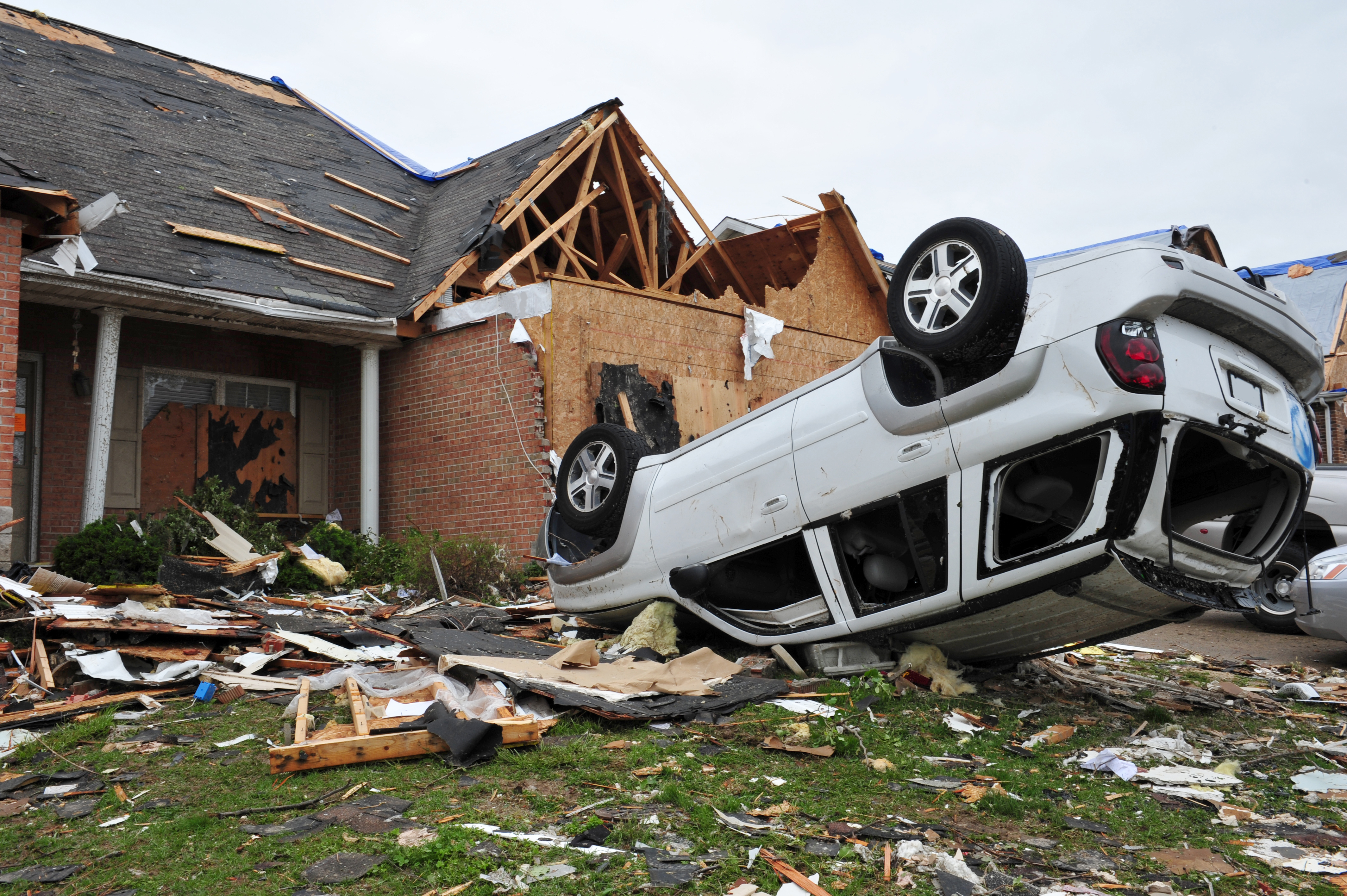 Un tornado puede ser capaz de elevar un automóvil y destrozarlo por completo dependiendo la fuerza con la que se presente. / Foto: Shutterstock.