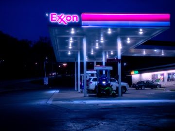 Foto de una estación de servicio Exxon