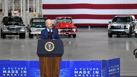 Foto de Joe Biden durante su discurso en la planta de Ford en Michigan