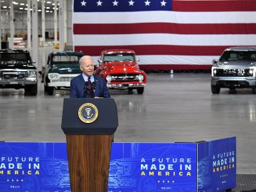 Foto de Joe Biden durante su discurso en la planta de Ford en Michigan
