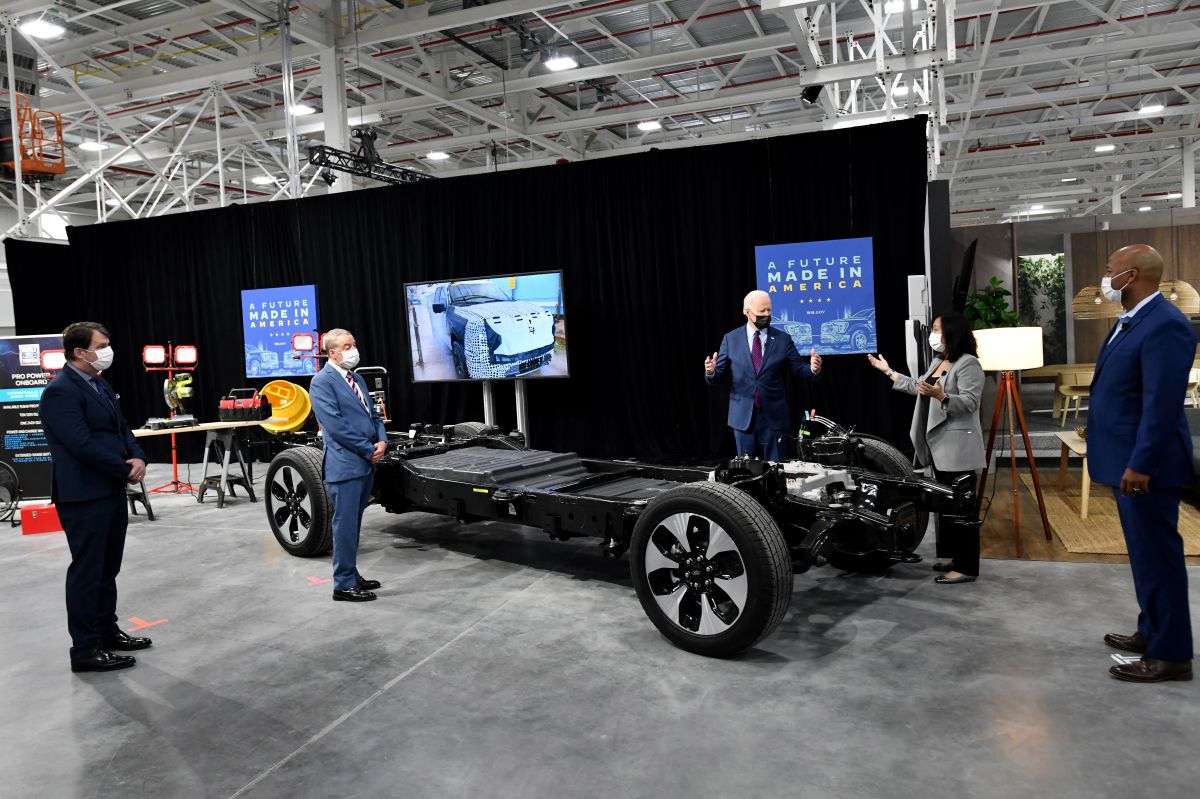 Foto de Joe Biden durante su recorrido por las instalaciones de Ford en Dearborn, Michigan