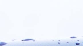 Primer plano del logo en un auto Tesla