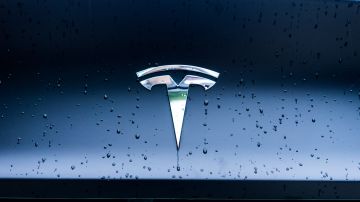 Primer plano del logo en un auto Tesla
