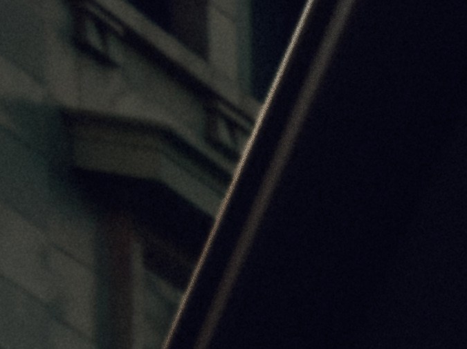 Vista del interior de la cabina del Lucid Air mostrando los detalles del sistema de infoentretenimiento