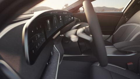 Foto del interior del Lucid Air de Lucid Motors mostrando su pantalla curva de 34 pulgadas