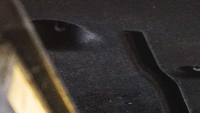 Mecánico revisando el escape