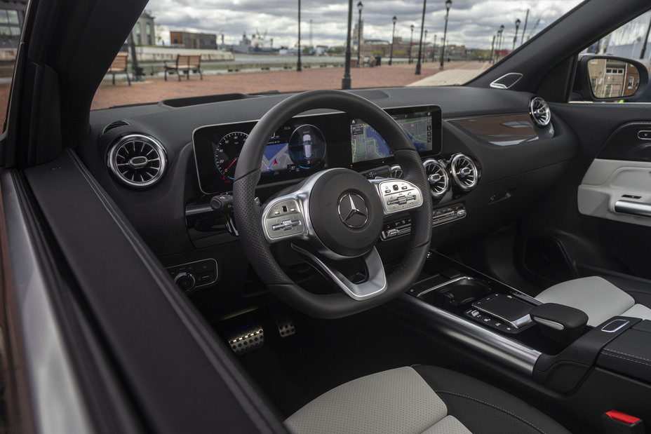 El volante del GLA250 viene en cuero y con botones de acceso al multimedia y al display del conductor.