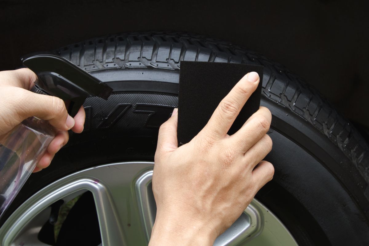 Los neumáticos se pueden abrillantar con distintos productos.