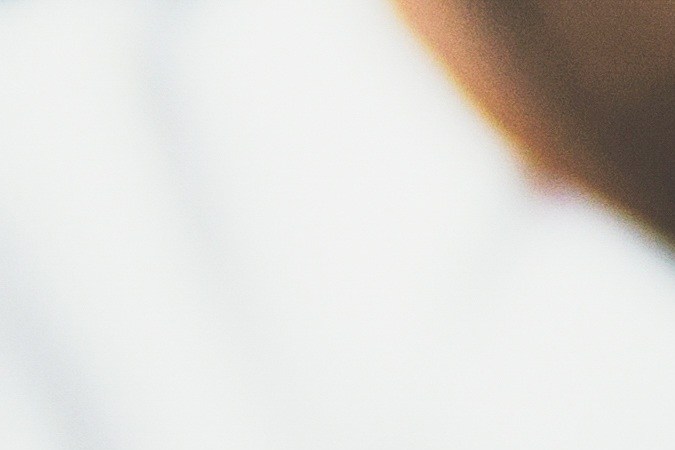 Foto de una persona sosteniendo una tarjeta de crédito frente a su laptop