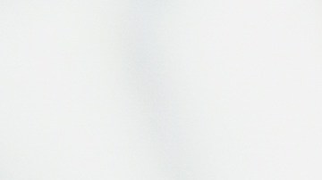 Foto de una persona sosteniendo una tarjeta de crédito frente a su laptop