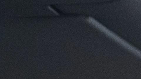 Foto de una madre ajustando el asiento de carro de su bebé
