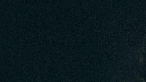 Foto de un mecánico trabajando bajo un auto.