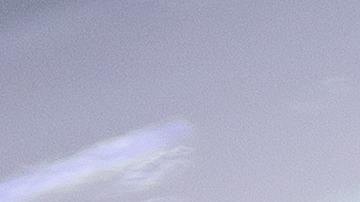 Foto de un vehículo eléctrico recibiendo carga en una estación de servicio