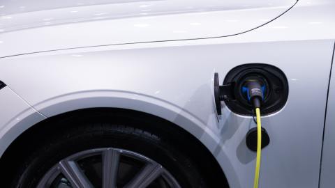 Foto de un vehículo eléctrico recibiendo carga en una estación de servicio