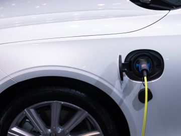 Foto de un vehículo eléctrico recibiendo carga en una estación de servicio