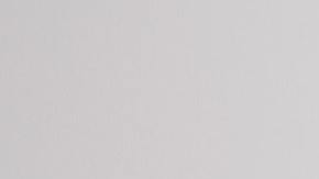 Foto de una mujer mayor frente al volante aplicándose labial.