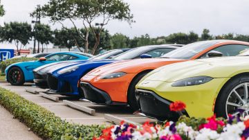 Foto de varios autos de colores estacionados en fila