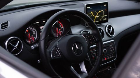 Foto del interior de un vehículo Mercedes Benz