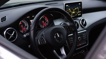 Foto del interior de un vehículo Mercedes Benz