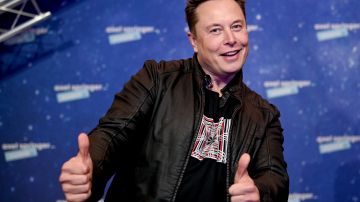 Foto de Elon Musk pulgares arriba y sonriendo