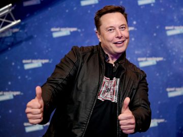 Foto de Elon Musk pulgares arriba y sonriendo
