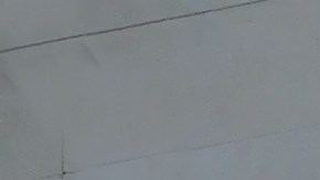 Foto de la bandera de Stellantis y de Italia frente al