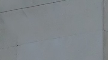 Foto de la bandera de Stellantis y de Italia frente al